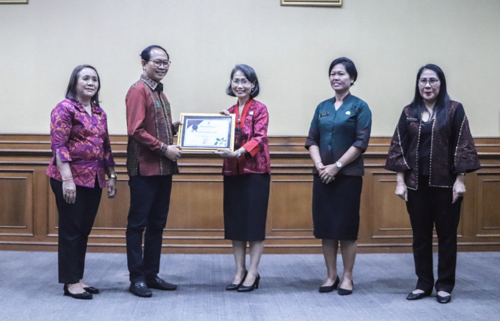 Wabup Suiasa Hadiri Acara Penghargaan Terkait Kearsipan dan Perpustakaan